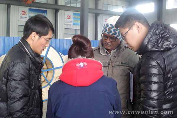 技术人员为客商介绍产品结构