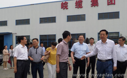 杨东坡听取于副总关于企业近期运行状况的汇报